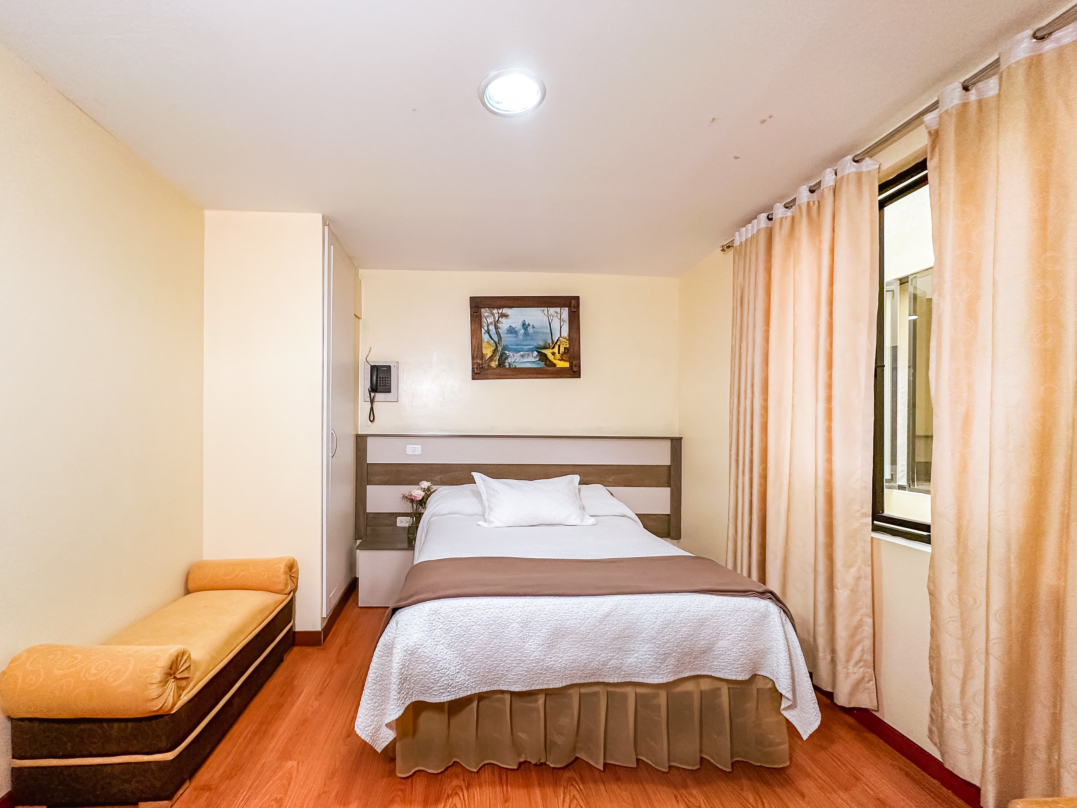 Habitación Individual en Eudiq Hotel Loja, cama individual, ambiente moderno y acogedor
